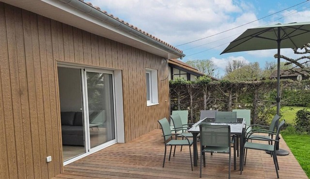 House with parking, pets welcome - 6 guests