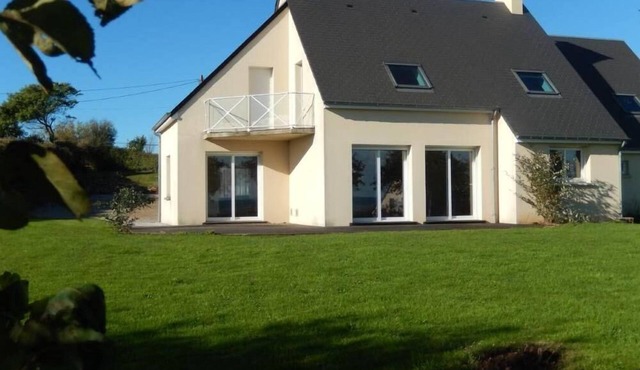 HOUSE WITH SEA VIEW ON NICE PLOT
