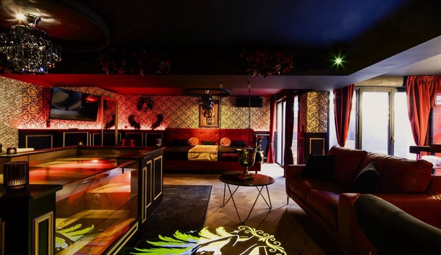Immersive cabaret suite with XXL private spa