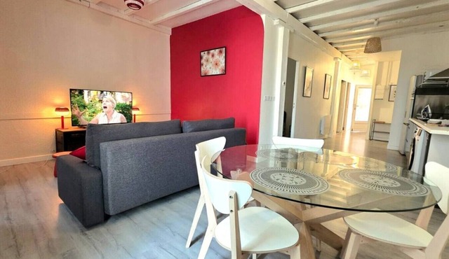 In the heart of town: New 2-bedroom apartment for 6 people