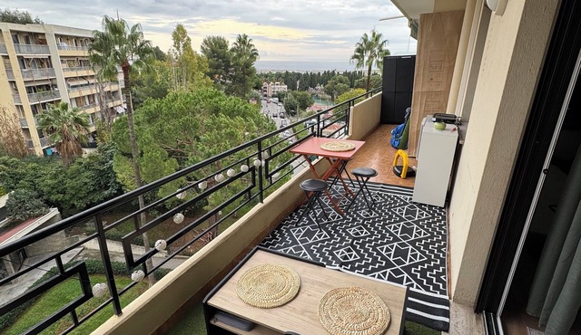 Large 2-room apartment with quiet sea view + parking