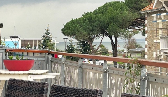 Large, cosy house for 8/10 people less than 100 m from the beach, terrace with sea view