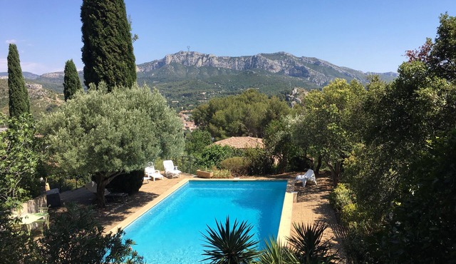 LARGE HOUSE WITH POOL AND BEAUTIFUL VIEW