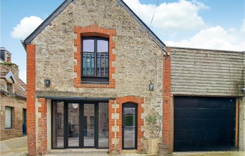 Lovely Home In Saint-Vaast-La-Hougue With Wifi