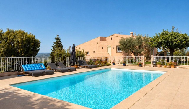 Luxurious 8-bedroom villa with air conditioning and a private pool in the hills
