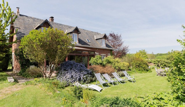 Maison de la Huppe: Private Terrace, Wi-Fi & Reversible Heat Pump Near Artist’s Garden