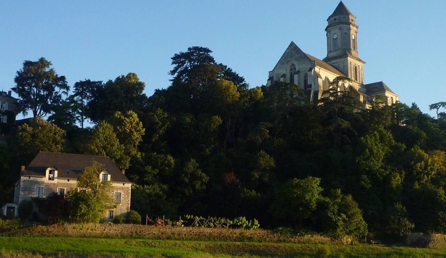 "Maison Tranquille," for family and friends, on the Loire River, in the heart of the village.