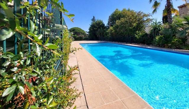 Mandelieu-la-Napoule, Côte d'Azur: pool, beach, golf, and private parking