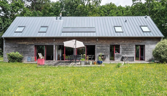 Modern and ecological house with large garden - sleeps 11