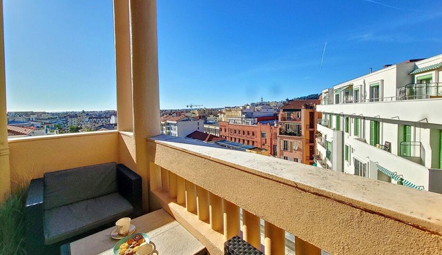 N&J - PALAIS HISPANIA - Top floor - Central