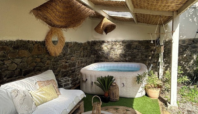 NEW : 10 minutes from the sea. 5 bedrooms, garden, jacuzzi, parking. for Family