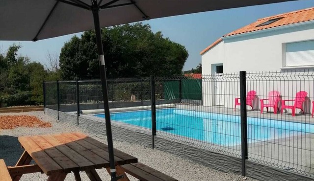New comfortable house with swimming pool, 6 km from the ocean