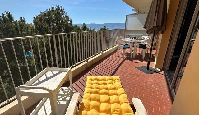 Oceanfront Getaway – Terrace, View & Free Parking