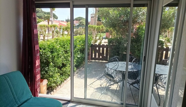 One-bedroom apartment, 800 m from the beach, with a pool and parking. Ground-floor garden apartment with two entrances. Secure residential complex.