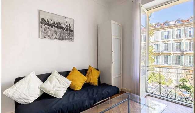 PERFECTLY POSITIONED BETWEEN THE PROMENADE DES ANGLAIS & SAINT-NICOLAS CATHEDRAL