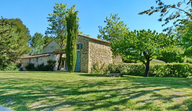 Provencal farm house for 13-15 people with swimming pool