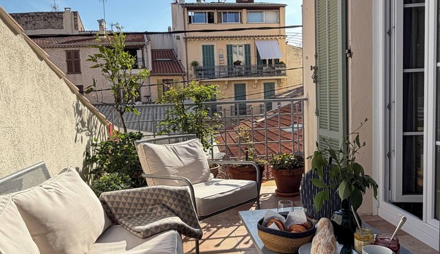 RENOVATED charming 2 Bed & 2 Bath Apt. in old Antibes with outdoor terrace
