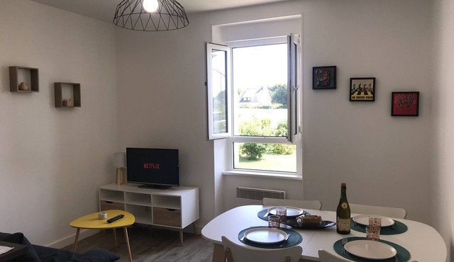 Renovated one-bedroom apartment, 300 m from the beach, free private parking