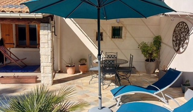 Self-contained gîte for 2 people, with kitchen, close to the greenways. in PLAN D ORGON