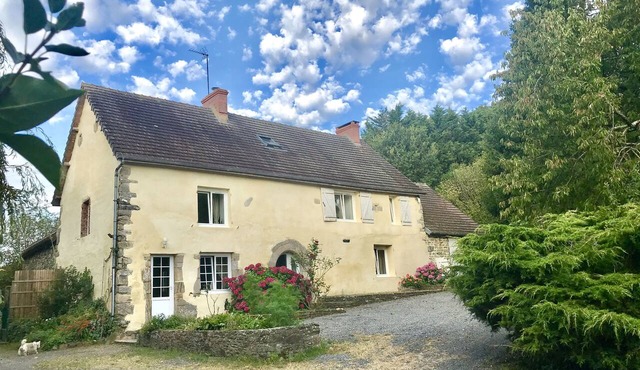 Sleeps12-Farmhouse-5Acres-DDayBeaches-YogaStudio
