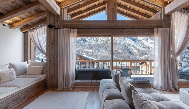 Spacious chalet with pool, sauna, and fireplace