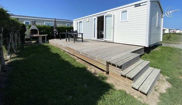 Spacious mobile home on a 3* campsite by the sea.