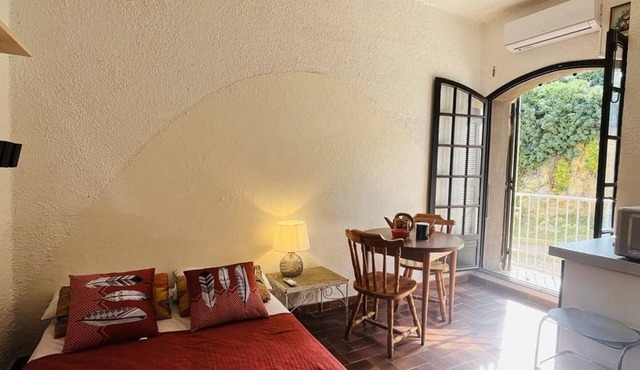 Studio at the port, beach access on foot, parking included