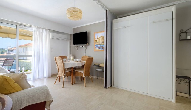 Studio 'Bellevue Cannes' with Mountain View, Shared Pool and Air Conditioning