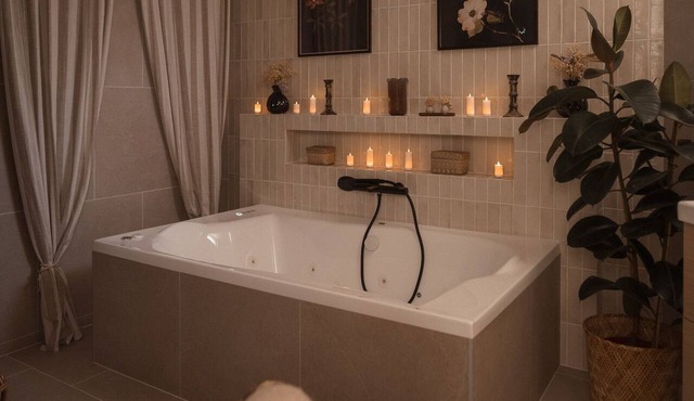 Studio-Romantic-Ensuite with Jet bath
