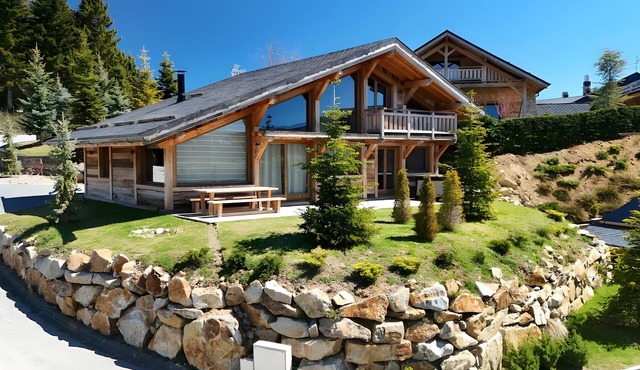 Stunning New Chalet with Panoramic Views and Jacuzzi