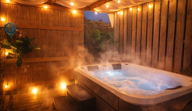 Suite, SPA Jacuzzi, Cinema & Karaoke - Romantic getaway or with friends!