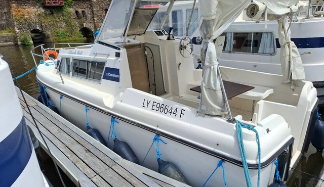 Unique Stay on Boat in Chenillé-Changé
