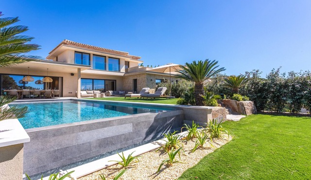 Villa 400m² | Sea view | close to the center | luxury