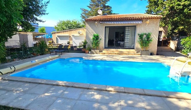 Villa for Very Large Groups with a Pool, 10 km from the Beach