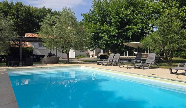 Villa, gîte in the heart of nature. Park, swimming pool and pond