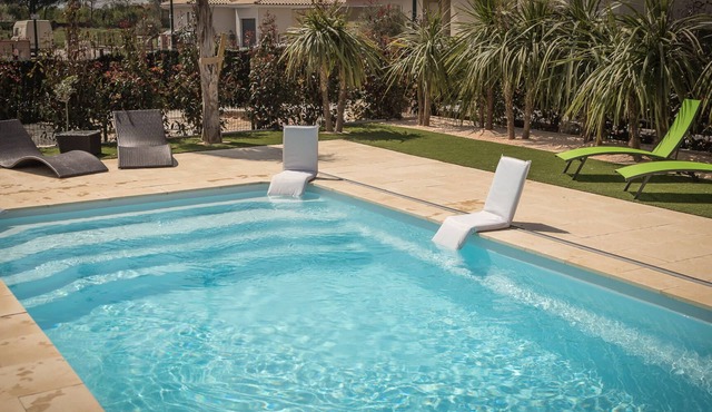 Villa Néfliers, with private pool and garden. 10 min. from the seafront