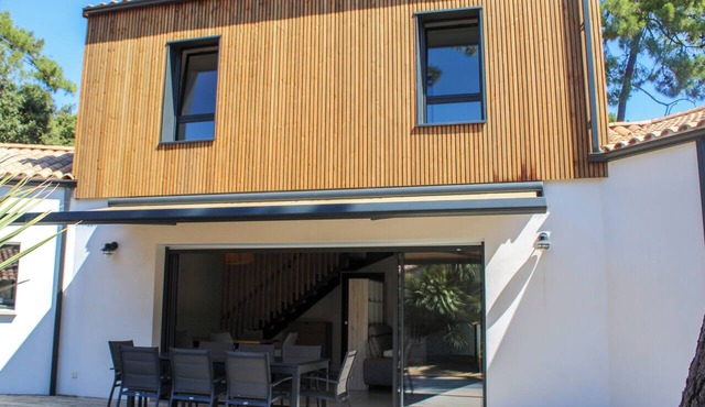 Villa Pinède: 800m from Beach, Private Jacuzzi, Pine Forest, Sleeps 8
