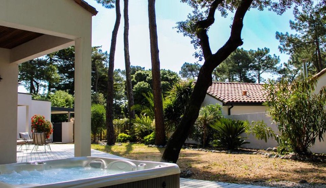 Villa Pinède 800m from Beach Private Jacuzzi Pine Forest Sleeps 8
