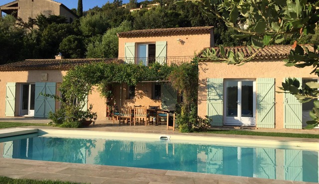 Villa with beautiful sea-view and pool for 6 people