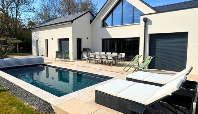 Villa with pool near the sea – Brittany