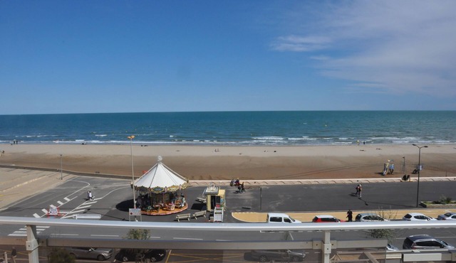 Waterfront, 58 m² air-conditioned apartment with double balcony