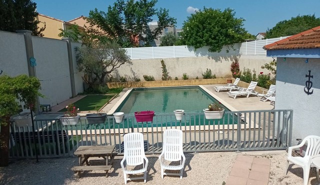 Well-equipped 8-person house with very large swimming pool. very close to town center.