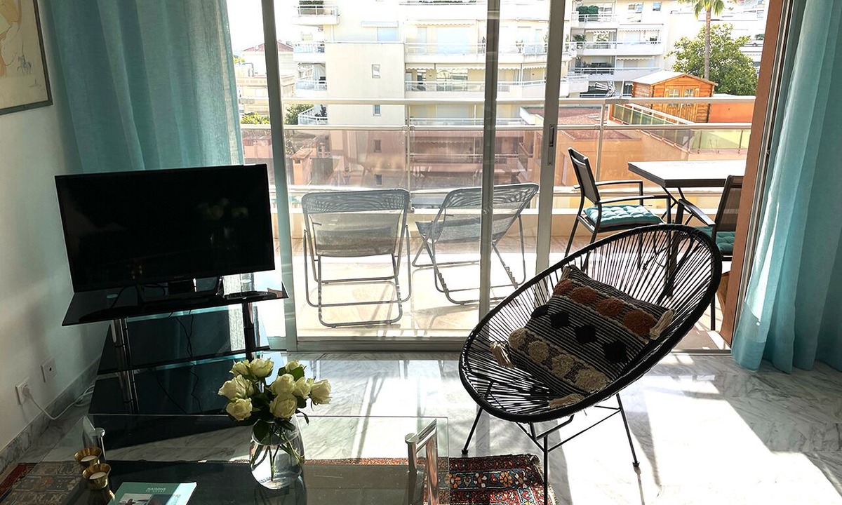 Cannes Apartment | Lovely and bright apartment on the fifth floor with a large terrace. Garage!