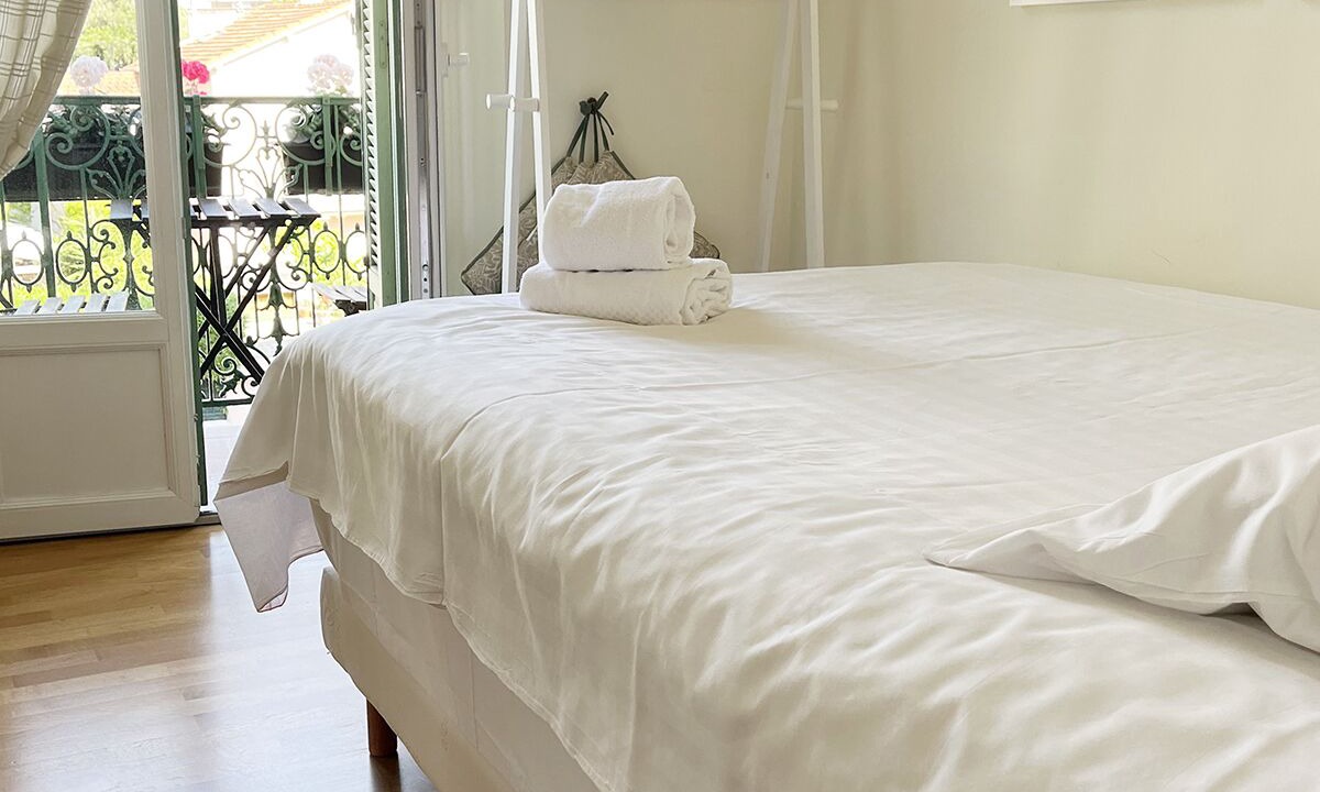 Riou - Petit Juas - Av de Grasse Apartment | 48. Bright and charming apt with a lovely view, two bedrooms and two bathrooms