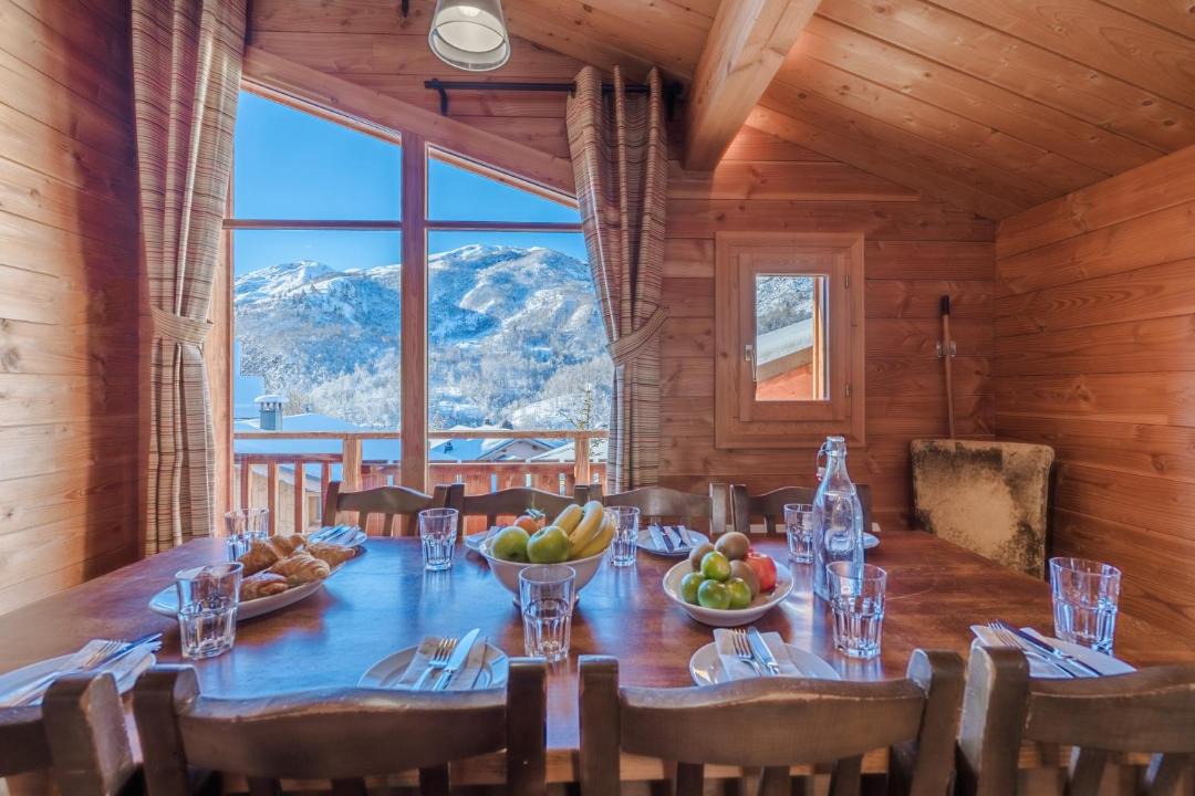 Saint-Marcel Ski Chalet | Cosy 4 bedroom chalet with hot tub (Chalet Velours)