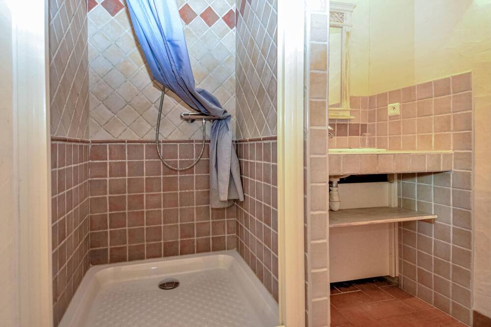 Photo of Bathroom in Saint-Andre-d'Olerargues