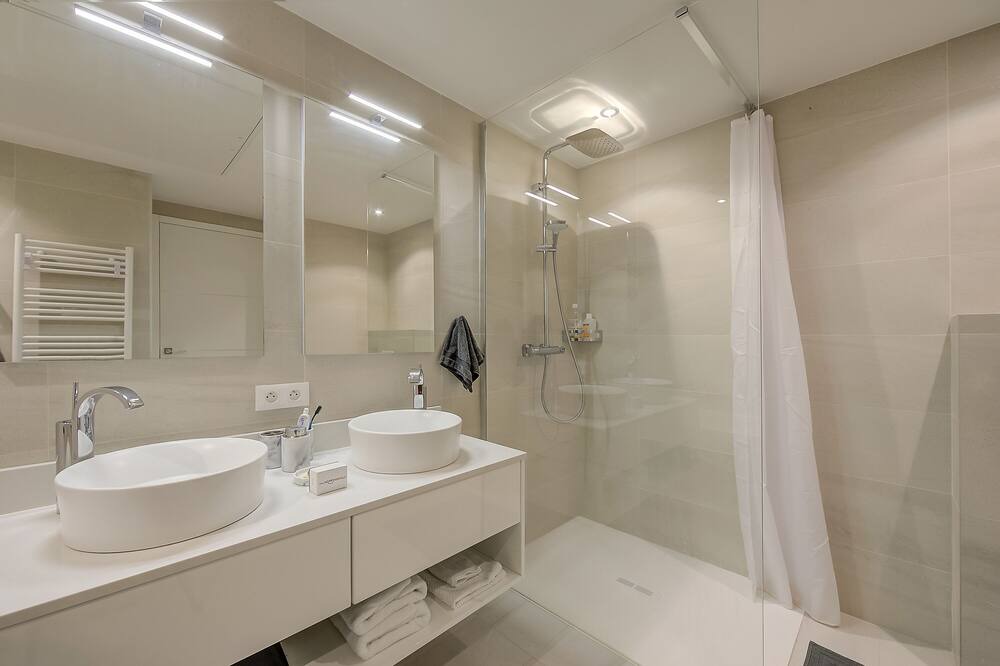 Photo of Bathroom in Gairaut