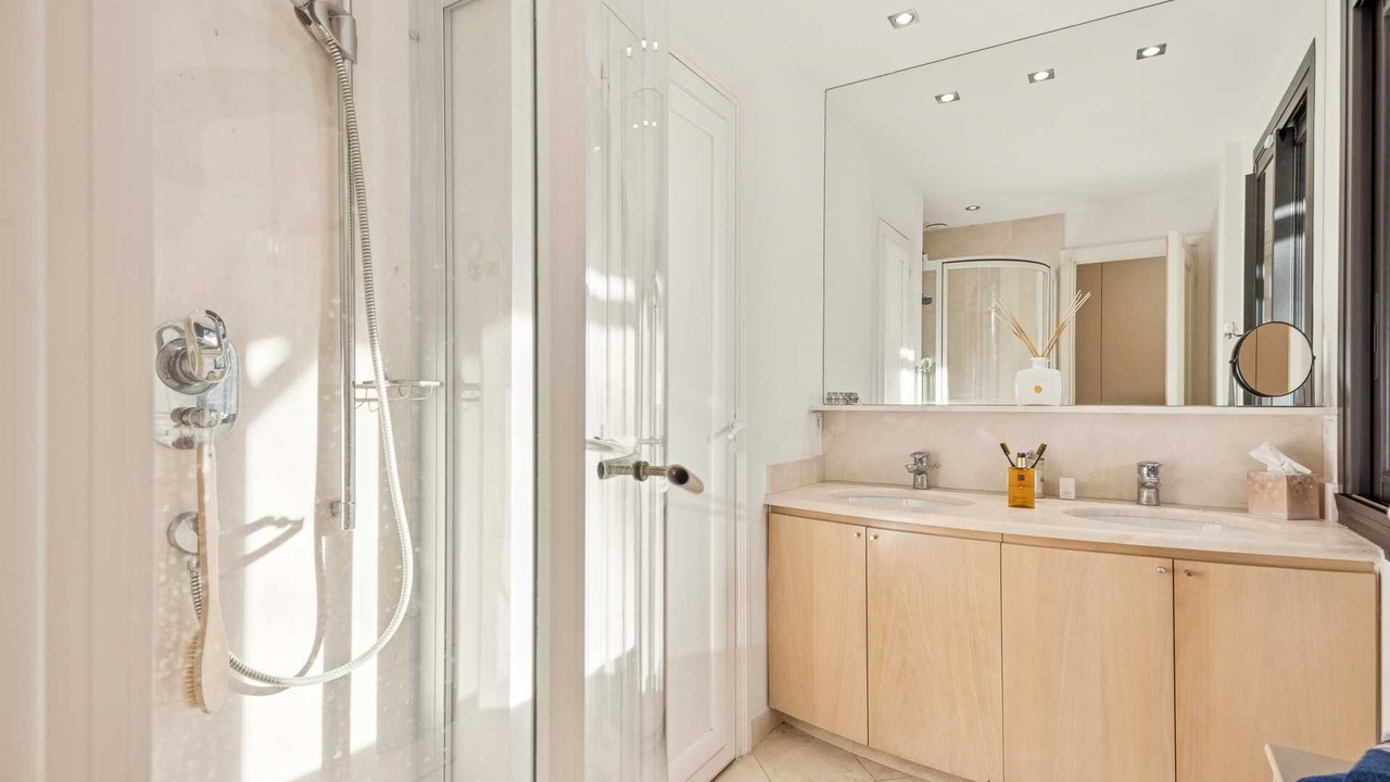 Photo of Bathroom in California - Pezou