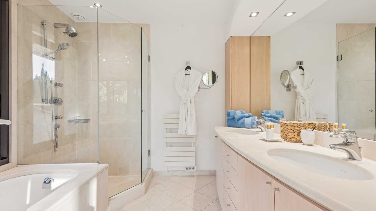 Photo of Bathroom in California - Pezou