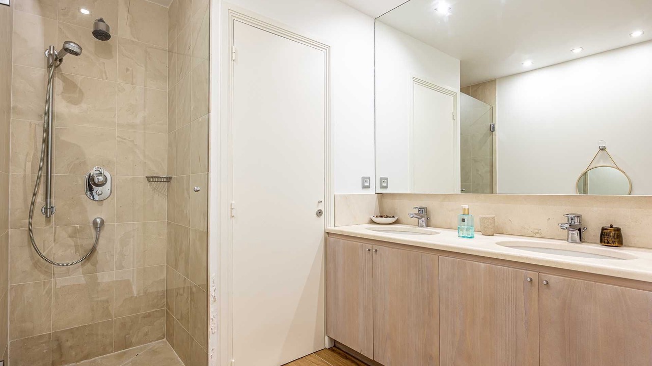 Photo of Bathroom in California - Pezou